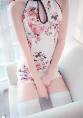 女人裸露双乳给男人喂奶文